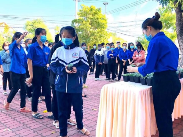 Đoàn phường Nguyễn Nghiêm tổ chức hoạt động “Đồi rác thải tái chế lấy cây xanh”.