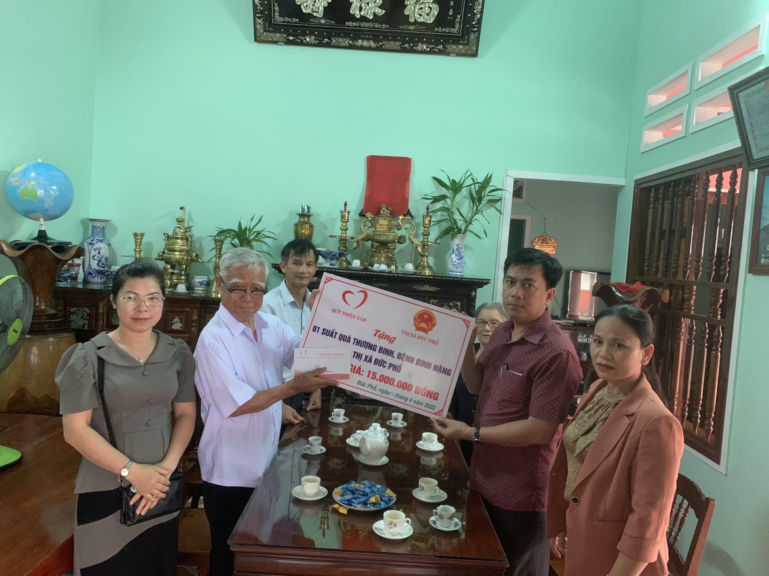 Đồng chí Nguyễn Xuân Văn - BTV Thị ủy Đức Phổ, Bí thư Đảng ủy, Chủ tịch UBND Phường Nguyễn Nghiêm thăm tặng quà các gia đình thương binh nặng