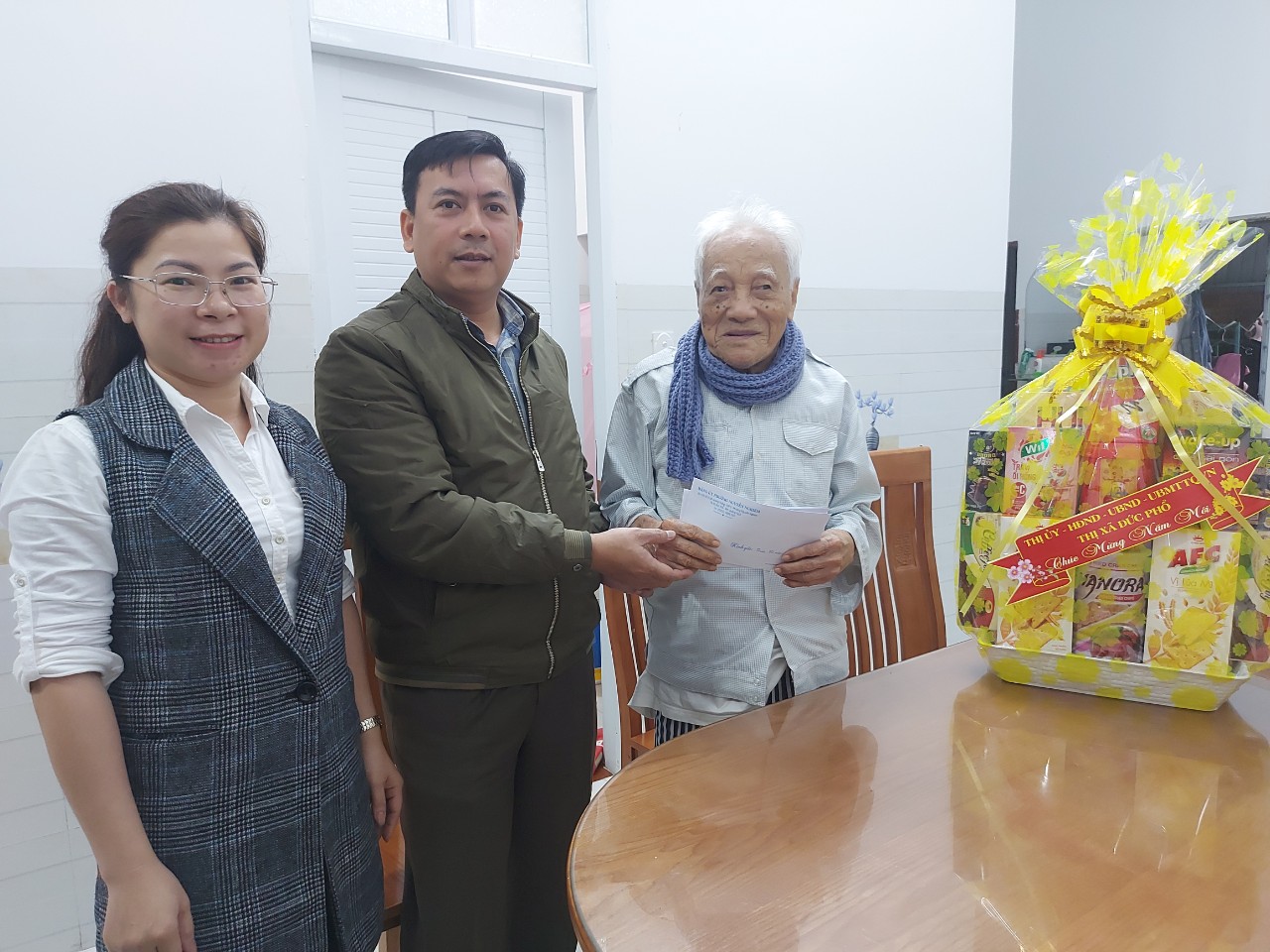 Đồng chí Nguyễn Xuân Văn - Ủy viên Ban Thường vụ thị ủy, Bí thư Đảng ủy, Chủ tịch UBND phường Nguyễn Nghiêm Nhân thăm, tặng quà gia đình chính sách tiêu biểu.